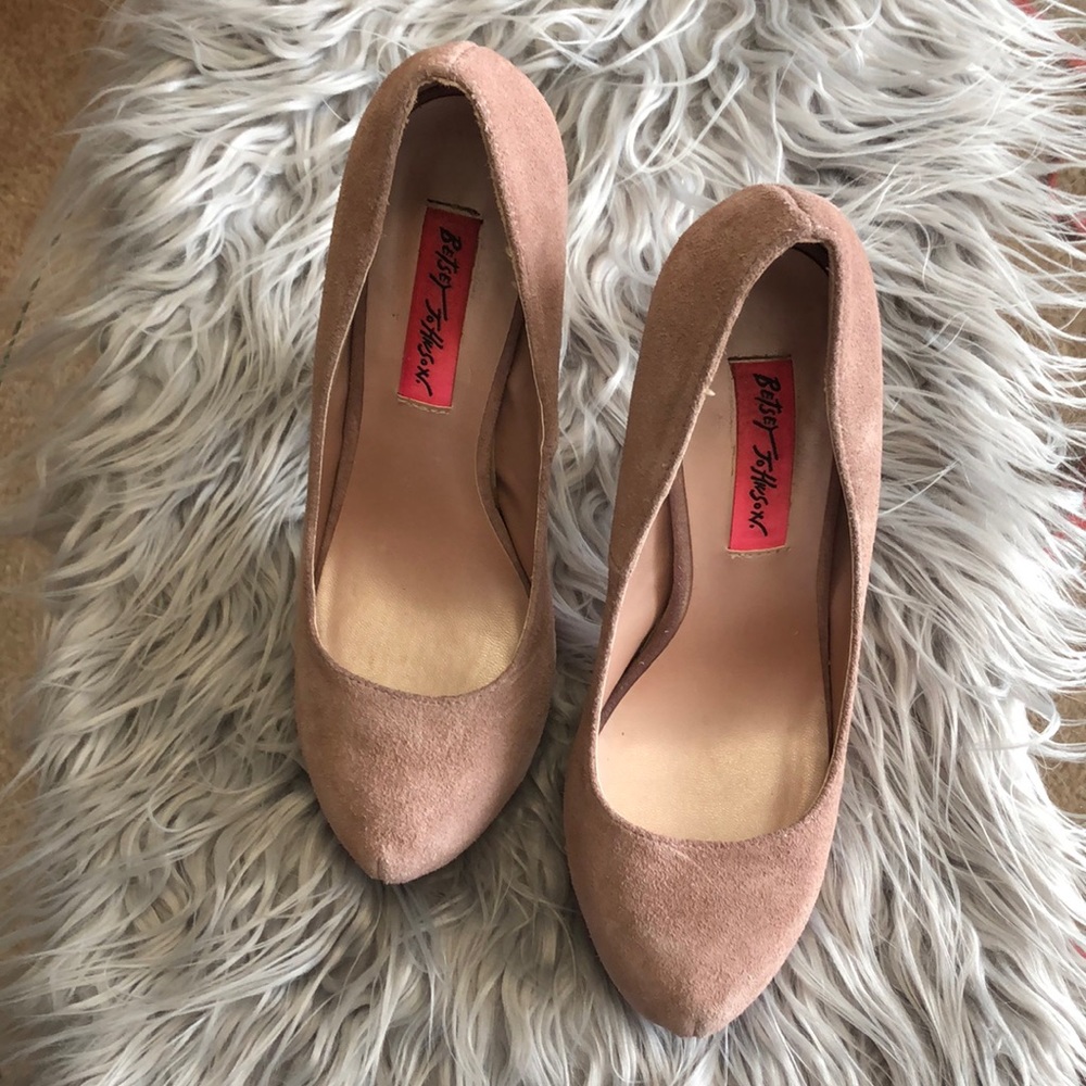 Sophiaa heels. Suede material